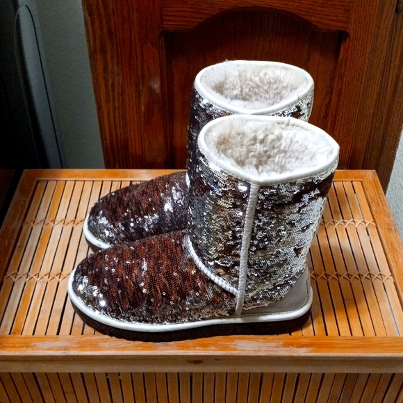 💛👢UGG Authentic Gold & Silver Sequined Boots With Cozy Fur Inside Size 8 - Picture 4 of 6